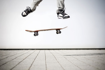 skater die een olli maakt met zijn skateboard