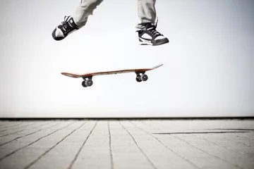 Fotobehang Jongenskamer skater die een olli maakt met zijn skateboard
