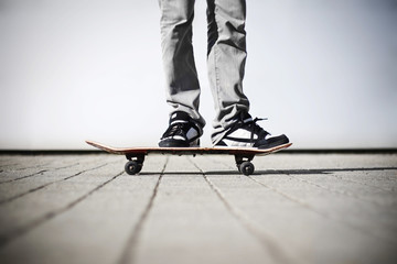 Obraz na płótnie Canvas Skater stojących na deskorolce