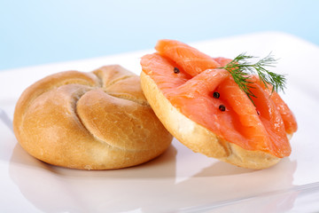 Obraz na płótnie Canvas Smoked salmon on bagel with freshly black pepper.