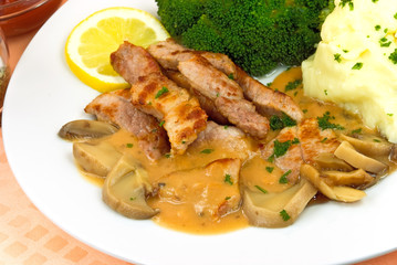 Filet-Geschnetzeltes mit Pilz-Rahmsoße