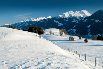 Fototapeta na wymiar Tiroler Alpen - Winterwanderweg