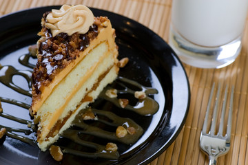 Caramel praline cake