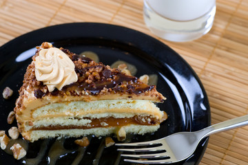 Caramel praline cake