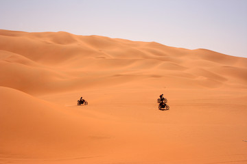 Fototapeta na wymiar Motorräder im Erg Ubari - Libia