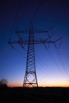 Strommasten zum Sonnenuntergang
