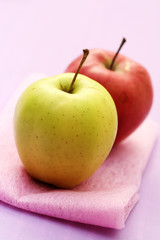 red and green apple
