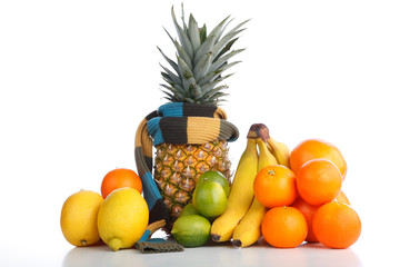 Ananas mit Schal und Früchten