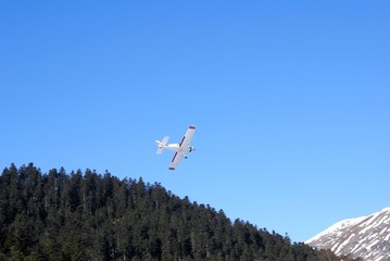 Fototapeta premium avion de reconnaissance en haute montagne