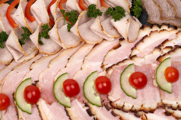 Fleischplatte mit Tomaten im Detail