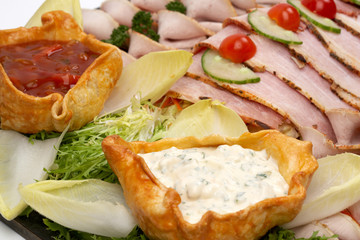 delikate Soße als Dipp für Fleischplatte