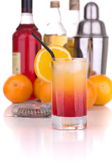 Cocktail vor Flaschen und Shaker auf Bar