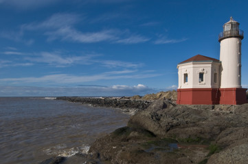 Fototapeta na wymiar Lighthouse on a rocky shoreline