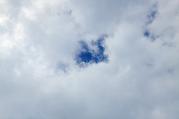 une trouée bleue dans un ciel nuageux