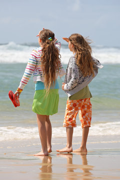 Deux jeune fille regardant la mer