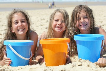 Trois fillette jouant dans le sable