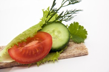 some vegetables on the crispbread