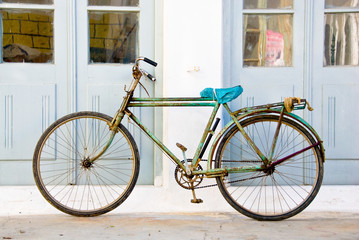 Fototapeta na wymiar zardzewiały zielony rower