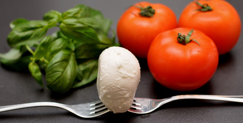 ingredienti per insalata caprese