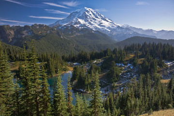 View of Mount Rainier with a lake in the foreground - obrazy, fototapety, plakaty