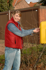 Frau am Briefkasten