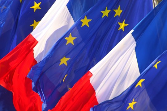 Drapeaux europ&eacute;en et fran&ccedil;ais