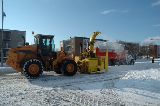 D&eacute;gagement des rues apr&egrave;s uen temp&ecirc;te de neige.