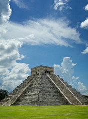 Fototapeta na wymiar Piramida w Chichen Itza