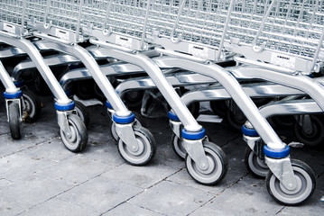 einkaufswagen in einer reihe vor supermarkt