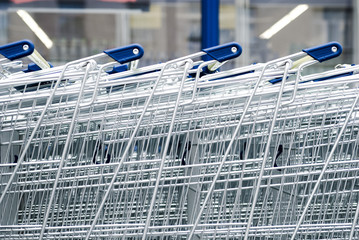 einkaufswagen in einer reihe vor supermarkt