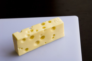 scheibe emmentaler käse auf schneidebrett