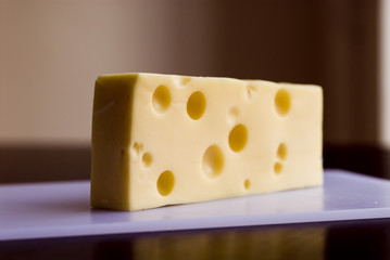 stück käse emmentaler auf schneidebrett