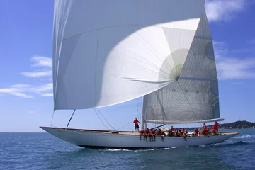 Papier Peint photo Lavable Naviguer Yacht mit windgeblähten Segeln
