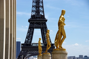 Tour Eiffel et statues dorées, Paris. - obrazy, fototapety, plakaty