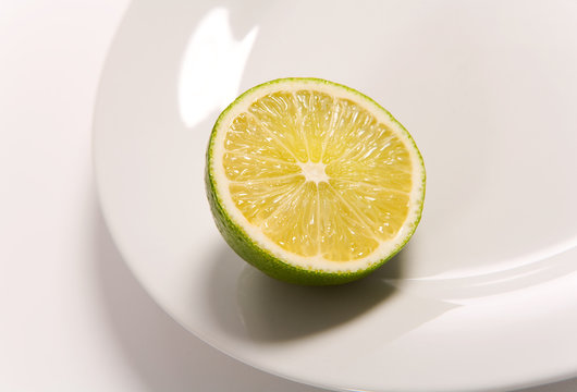 limettenh&auml;lfte am tellerrand