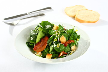feldsalat mit brot,speck und croutons