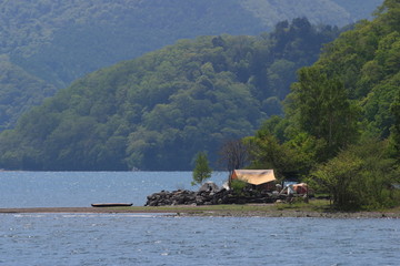 湖畔でキャンプ