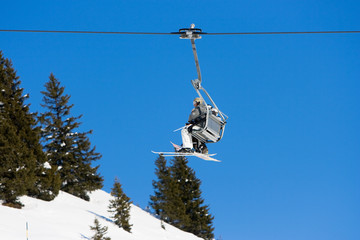 Obraz premium Ski lift going up the track