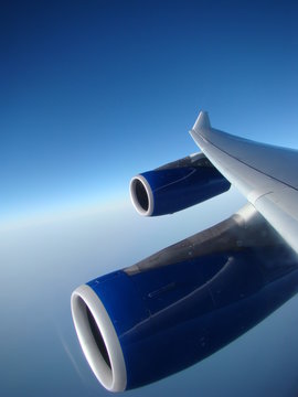 r&eacute;acteurs et aile d'avion en plein vol