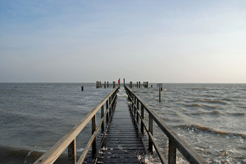 Naklejka premium Holzsteg im Spiel der Gezeiten