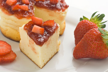 cheesecake with fresh strawberries and blackberry jam