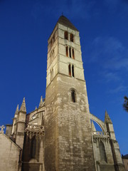 Fototapeta na wymiar Torre de la iglesia de Santa María en Valladolid