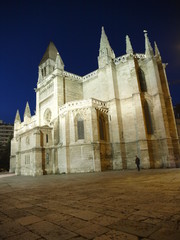 Panoramica nocturna de la iglesia de Santa María en Pucela