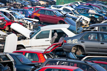 Schrottplatz mit alten Auto Wracks