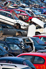 Schrottplatz mit alten Auto Wracks