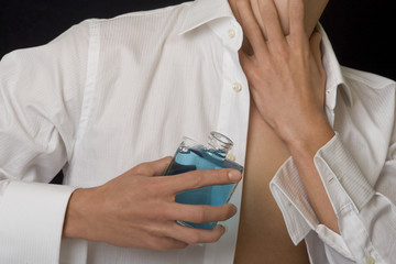 Mann mit Parfumflasche