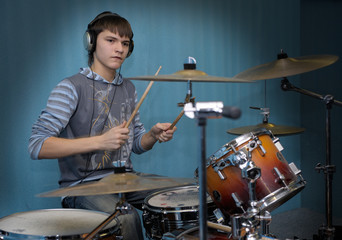 Fototapeta na wymiar A young male drummer in action