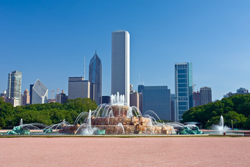 Chicago's skyline with Buckingham Fountain in the foreground