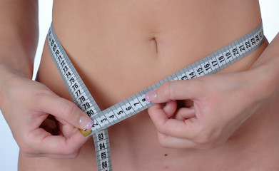 bmi2 Frau misst Bauchumfang mit einem massband, schlanke Taille fitness abnehmen BMI