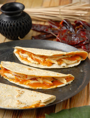 Quesadillas (tacos con queso) de mole con pollo. México